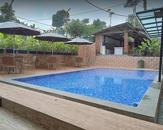 Villa Trite Hot Spring - 万隆 - 游泳池