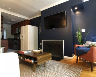 Condo w/ Classic Touches Steps fr Washington Monument -Wifi Parking & Fireplace - 巴尔的摩 - 客厅