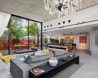 The Eucalyptus Mansion by HolyGuest - 特拉维夫 - 客厅