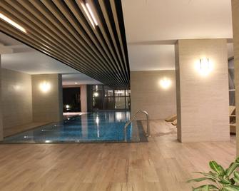 黄金海岸 PIK 巴哈马海景公寓酒店 - 雅加达 - 游泳池