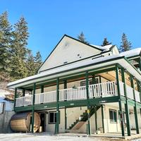 Golden Mountain View Suites with Outdoor Cedar Barrel Sauna! Convenient Self Check-in, Pet & Family Friendly