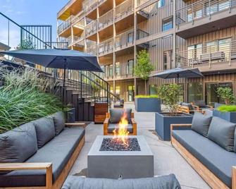 Luxury in The Gulch with Patio Pool Walk to Broadway - 纳什维尔 - 露台