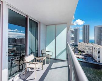 Beachwalk Family Studio- Beach Pool Gym & Bay View - 哈兰代尔海滩 - 阳台