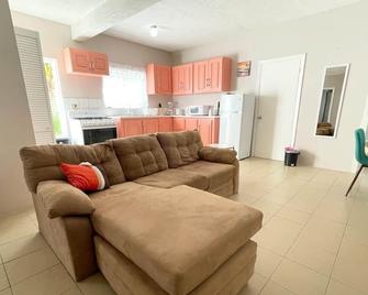 Amazing 2 bedroom apt 1 warm cosy comfortable - 圣约翰市 - 客厅