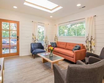Hot & Chic Mississippi District -Fresh, Bright & Modern Bungalow - 波特兰 - 客厅
