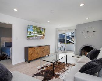 Newport Beach Living (1 Blk To Beach And - 纽波特海滩 - 客厅