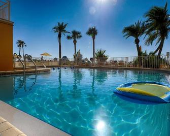 Page Terrace Beachfront Hotel - 金银岛 - 游泳池