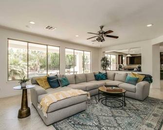 Amazing Litchfield Estate With Backyard Oasis - 利奇菲尔德帕克 - 客厅