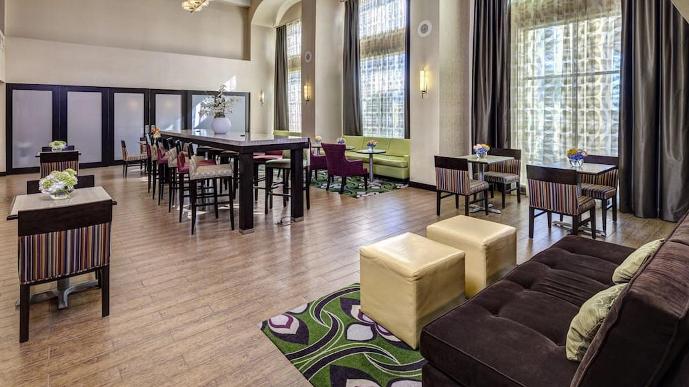 汉普顿棕榈沙漠套房酒店