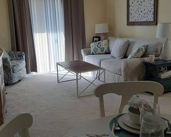 Experience Fernandina Beach, 4 minutes walk to the beach - 费南迪纳比奇 - 客厅