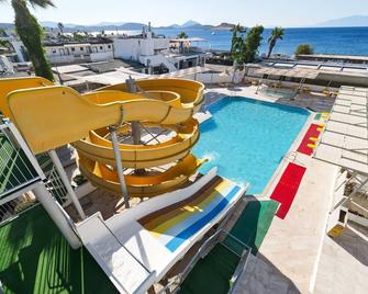 佩图亚海滩度假酒店 - 博德鲁姆 - 游泳池