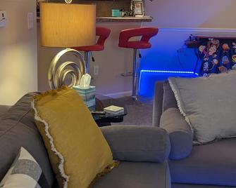 Stay And Play - Sleeps 7 ' Home Away From Home But Still Close To Everything Fun ' Instant Booking Available - 夏洛特 - 客厅