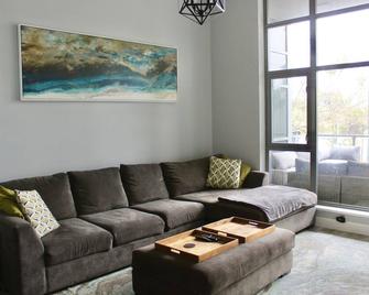 Large Downtown Condo W/ Patio & Parking - 圣地亚哥 - 客厅