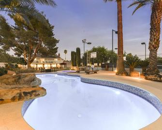 Large, Luxurious 5 Bed, 4 Bath Resort Villa, 3/4 Acre Tennis/Basketball Courts - 拉斯维加斯 - 游泳池
