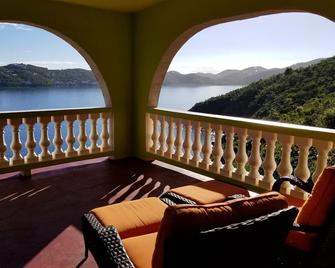Secluded, Luxurious Villa overlooking Magens Bay and minutes from the Beach - 圣托马斯岛 - 阳台
