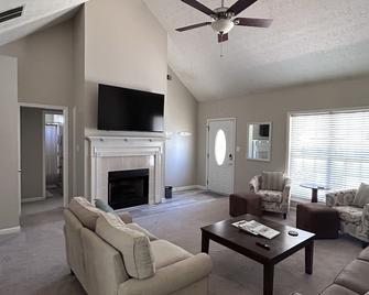 Quiet neighborhood with sidewalks & about a 15 min. walk to downtown Senoia. - 森诺亚 - 客厅