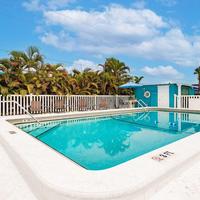Private King Cottage with Pool & Close to Beach!