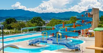 白山特蕾斯塔酒店 - 高松市 - 游泳池