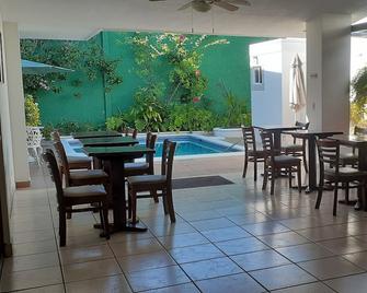阿尔门德罗酒店 - 馬拿瓜 - 游泳池