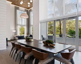 Sunny Ponciana Park 1BR w/ Gym, W/D & Pool, steps to WF, by Blueground - 劳德代尔堡 - 餐厅