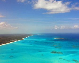 Beachside Exuma Villa newly remodeled!Great location near resorts & restaurants - 乔治镇 (巴哈马) - 游泳池
