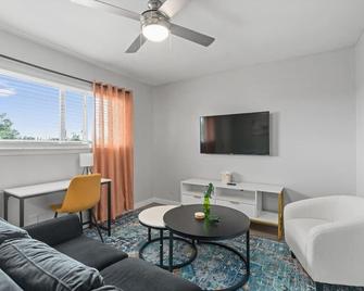 Mins 2 Dwntown - Private Retreat - Austin Cove - 奥斯汀 - 客厅