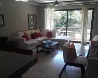 New Condo In Upscale Pureto AdventureGolf and Beach Community In Paradise - 阿文图拉斯港 - 客厅
