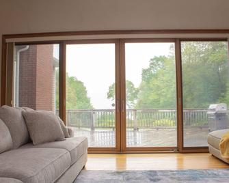 Large house with game-room, deck, bbq grill, basketball/volleyball nets. - 托兰（康涅狄格州） - 客厅