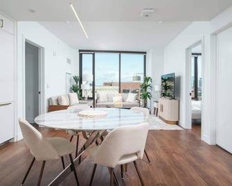 Back-Bay 2BR Penthouse w Roof top and GYM - 波士顿 - 餐厅