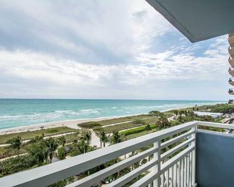 Ready for`SUPERBOWL`. This resort is the place to be. Directly on the ocean - 迈阿密海滩 - 阳台