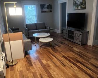 Cozy 3-bedroom house in charming Pennington NJ - 彭宁顿 - 客厅