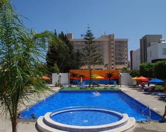 卡拉维拉酒店 - 利马索尔 - 游泳池