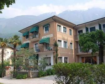 斯特拉阿尔宾娜酒店 - 马尔切西内 - 建筑