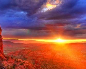 Experience the elegance of Sedona Springs Resort, 1-bedroom suite with a loft. - 塞多纳 - 海滩