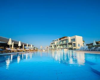 Harmony Crest Resort & Spa Adults Only - 科斯镇 - 游泳池
