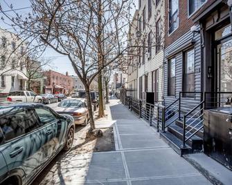 Chic Williamsburg 2BR w/ W/D, nr Domino Park, by Blueground - 布鲁克林 - 建筑