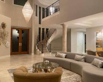 Lake Front House Three months rent or more\n - 拉斯维加斯 - 大厅