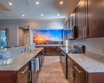 Deluxe Uptown Residence w/Hot Tub and 3 King Beds - 阿尔伯克基 - 厨房