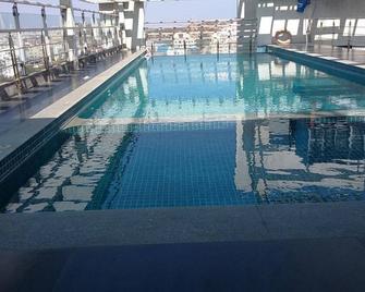 海得拉巴达斯帕拉酒店 - 海得拉巴 - 游泳池