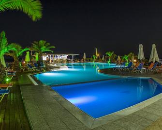 阿克缇克拉里酒店 - 伊拉克里翁 - 游泳池