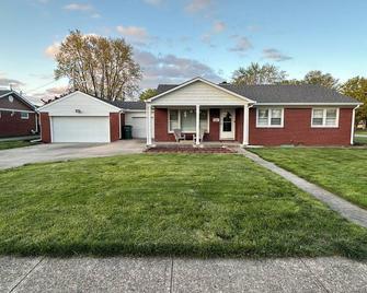 Cozy Corner House 9 min walk from Indianapolis Motor Speedway! - Speedway - 建筑