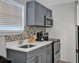 Rustic Retreats Cozy 1br For 4 Guests In The Heart Of Fort Lauderdale - 劳德代尔堡 - 厨房