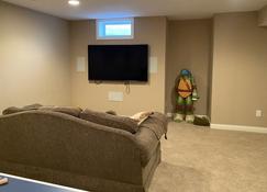 Private basement bedroom with private bathroom, kitchen, and living room with large screen television - Mc Cordsville - 客厅