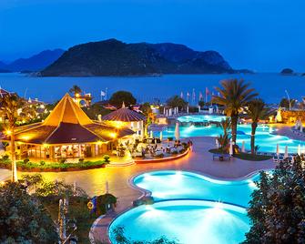 Marti Resort - 马尔马里斯 - 游泳池