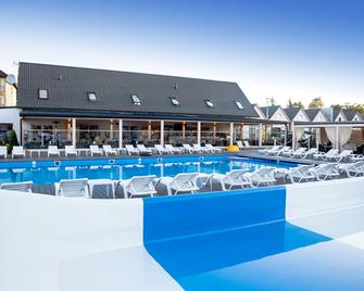 Holiday Park & Resort Ustronie Morskie - Ustronie Morskie - 游泳池