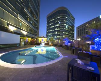 城市四季套房酒店 - 迪拜 - 游泳池
