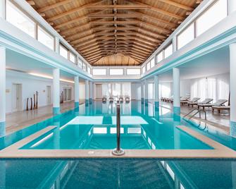 米茨斯拉古娜度假水疗酒店 - 赫索尼索斯 - 游泳池