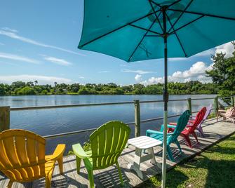 Crane Creek Inn Waterfront Bed & Breakfast - 墨尔本 - 露台
