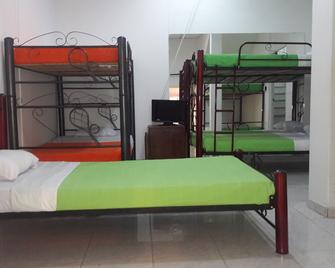 Hostal Deluxe Santander - 马尼萨莱斯 - 睡房