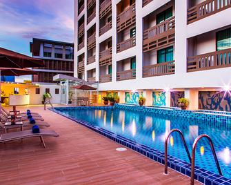 枫叶酒店 - 曼谷 - 游泳池